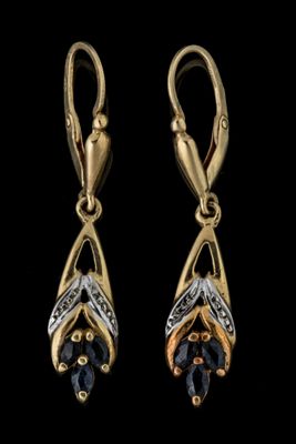 une paire de boucles d'oreilles en or et en argent ornées de saphirs bleus