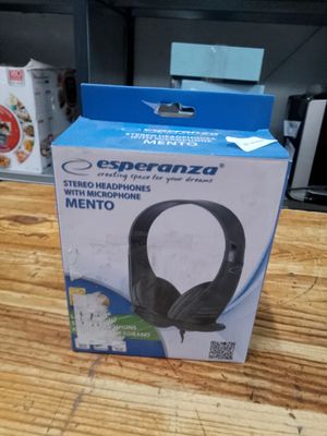 La boîte contenant le casque stéréo est ouverte sur la table.