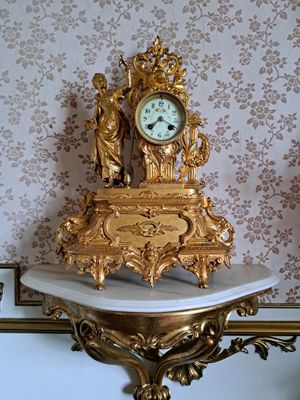 GRANDE PENDULE en régule doré à décor d'une femme au coffret…