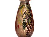 un vase en verre avec un motif sur une surface blanche