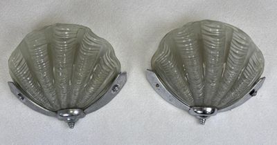 Paire d’appliques en verre moulé monture métal chromé figura…