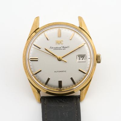 une image représentant une montre en or avec un cadran blanc