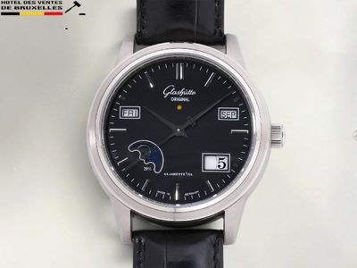 gros plan d'une montre-bracelet avec un cadran noir