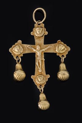 une croix en or à laquelle sont suspendues des clochettes, sur fond noir