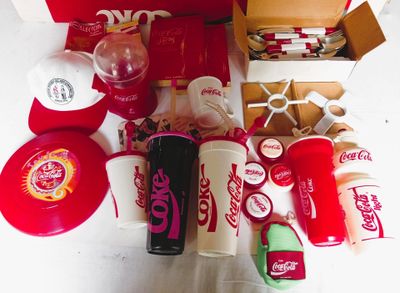 COCA-COLA. Ensemble d'objets publicitaires comprenant cinq g…