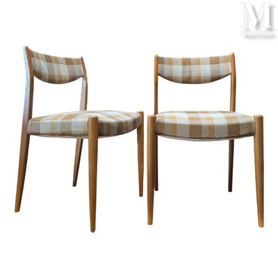 une paire de chaises dont l'assise et le dossier sont recouverts d'un tissu à carreaux