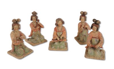 CHINE, XX° siècle Cinq musiciennes en terre cuite polychrome…