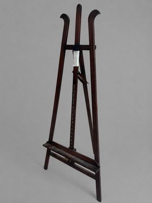 un vieux chevalet en bois surmonté de deux skis