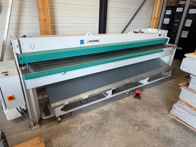 l'image d'une machine installée dans un entrepôt