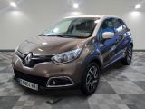 L'avant d'une voiture marron est garé sur un sol à damier.