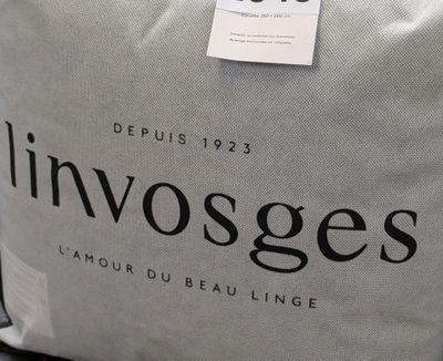un sac sur lequel est apposée une étiquette portant la mention « invogges »