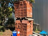 un tas de briques posé par terre à côté d'un bâtiment