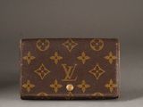 Portefeuille Louis Vuitton en cuir marron avec des finitions dorées