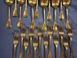 beaucoup de cuillères et de fourchettes en argent sur la table