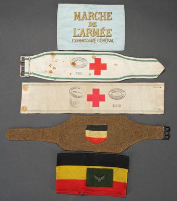 trois morceaux de tissu sur lesquels figurent une croix rouge et un drapeau allemand