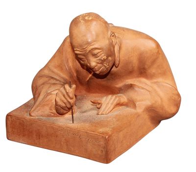 statue représentant un homme en train d'écrire sur une feuille de papier avec un stylo