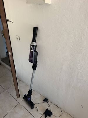 un aspirateur posé sur le sol à côté d'une porte