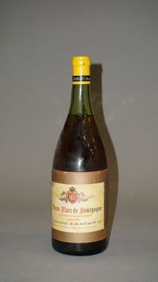 une bouteille de vin posée sur une table
