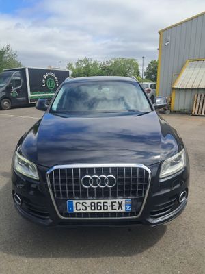 l'avant d'une Audi noire garée sur un parking
