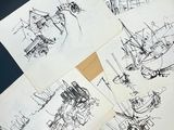 Plusieurs croquis de bateaux sont exposés sur une table