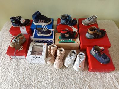 many pairs of shoes that are sitting on a table