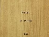 un vieux livre à la couverture en bois posé sur une table