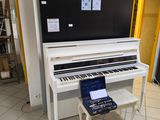 un piano posé dans une pièce, sur un support de piano