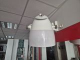 une grande lampe blanche suspendue au plafond dans une pièce