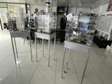 de nombreux verres exposés dans une vitrine de magasin