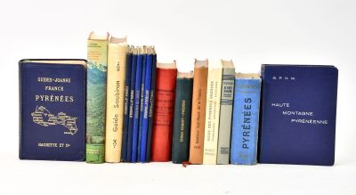 un grand nombre de livres alignés sur une étagère