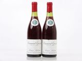 deux bouteilles de vin rouge posées l'une à côté de l'autre sur une surface blanche