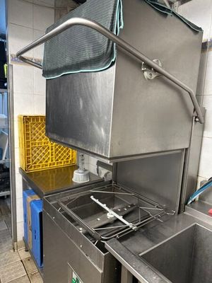 une cuisine avec un évier et une cuisinière