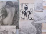 de nombreuses photos d'une femme accrochées au mur
