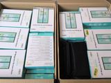 de nombreuses boîtes contenant des appareils électroniques posées sur une table
