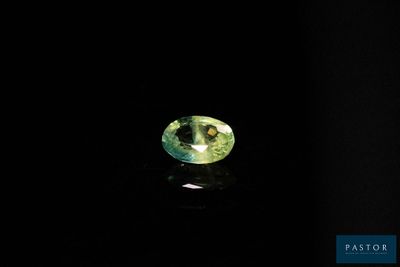 un saphir vert dans l'obscurité