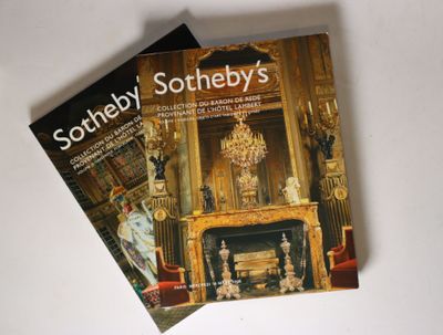 deux livres posés sur une table