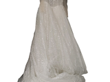 une robe de mariée suspendue à un cintre sur fond blanc