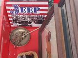 un plateau rouge sur lequel se trouvent plusieurs objets