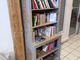 une grande étagère à livres sur laquelle sont posés plusieurs livres