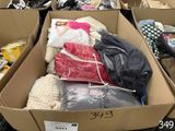 une boîte en carton remplie de vêtements et d'autres objets