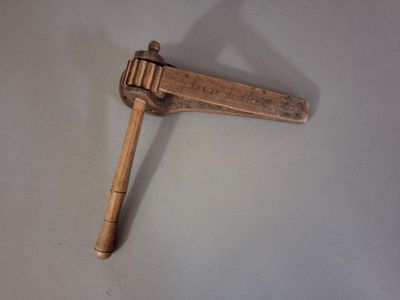 un petit outil en bois posé sur une table