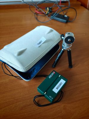 un ordinateur portable posé sur un bureau, avec une loupe à côté