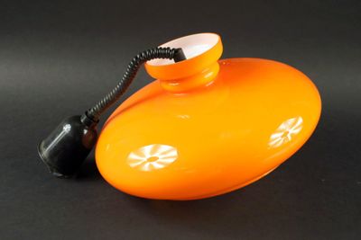 un objet orange posé sur une surface noire