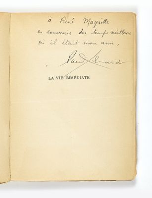 un livre ouvert, sur lequel figure un titre écrit à la main, posé sur une table