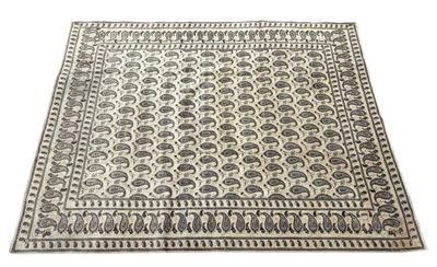 un tapis blanc et noir orné d'éléphants