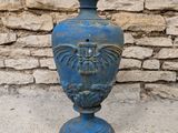 un vase bleu posé par terre