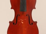 un vieux violon posé sur une surface blanche