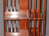 une vitrine en bois comportant trois étagères