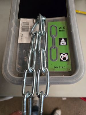 une personne tenant une chaîne, avec une boîte en arrière-plan