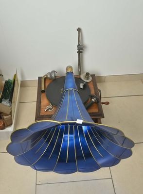 une lampe bleue posée par terre dans la pièce